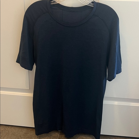 Men’s Lululemon Dark Blue T Shirt - Picture 1 of 4
